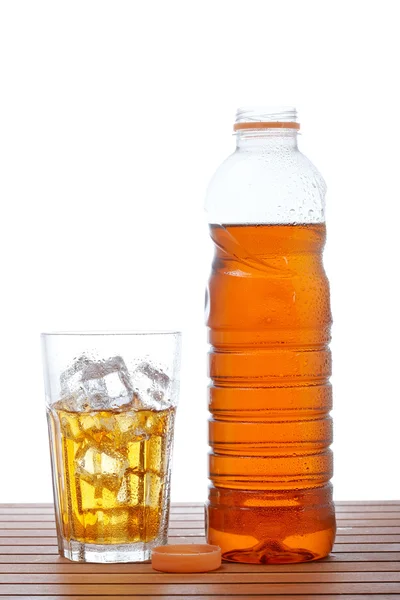 Bicchiere e bottiglia di tè freddo — Foto Stock