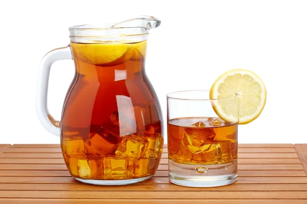 Chá de gelo com jarro de limão — Fotografia de Stock