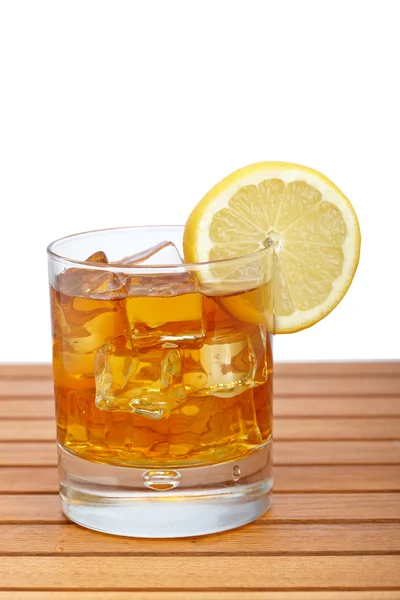 Copo de chá de gelo com limão — Fotografia de Stock
