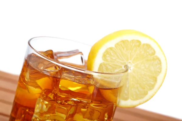Sklenice ledového čaje s citronem — Stock fotografie