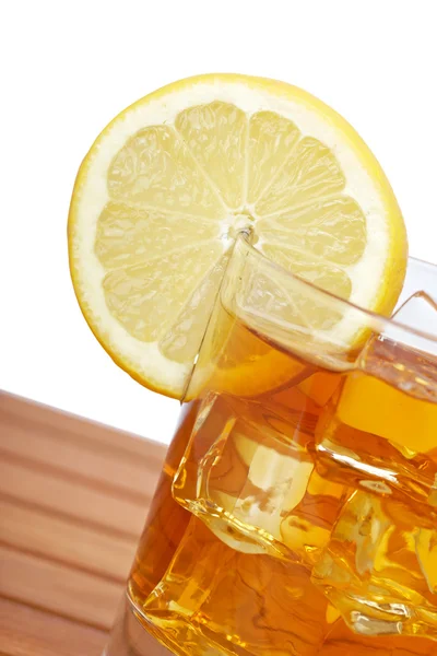 Стакан чая со льдом с лимоном — стоковое фото