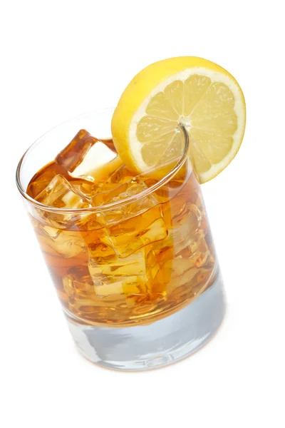 Склянка льодовикового чаю з лимоном — стокове фото