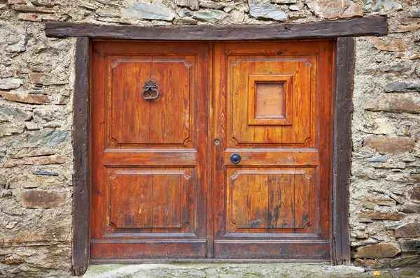 Старовинні дерев'яні двері — стокове фото