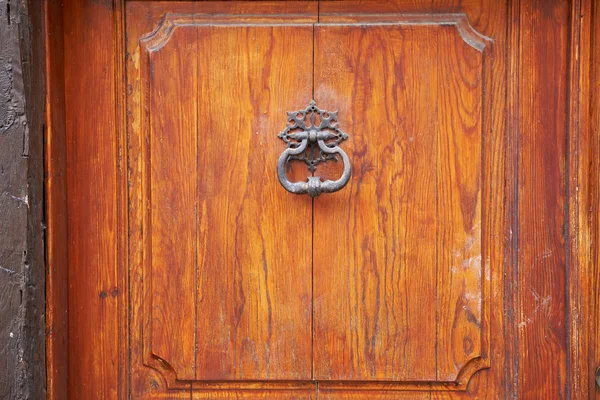 Старый дверной стук — стоковое фото