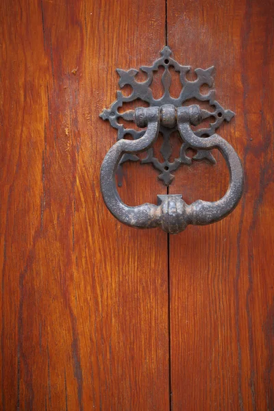 Старый дверной стук — стоковое фото