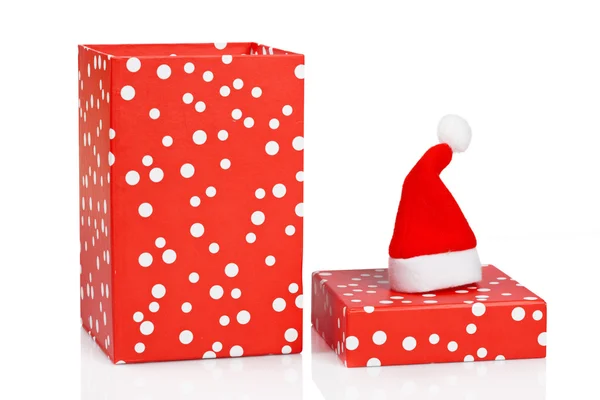 Подарочная коробка в рождественской шляпе — стоковое фото