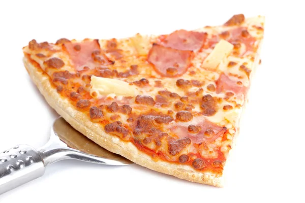 Кусочек вкусной итальянской пиццы — стоковое фото