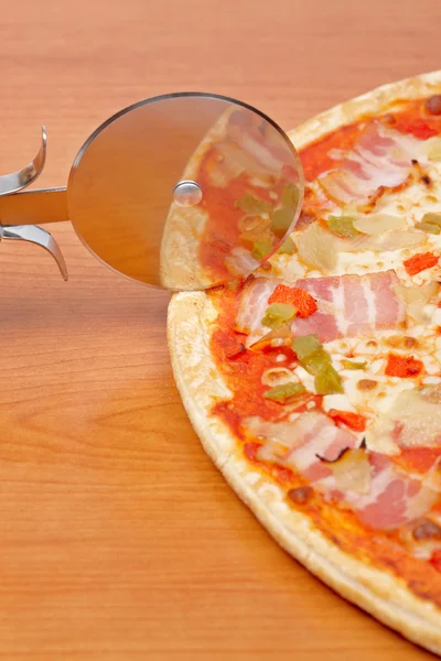 İtalyan pizza ve kesici — Stok fotoğraf