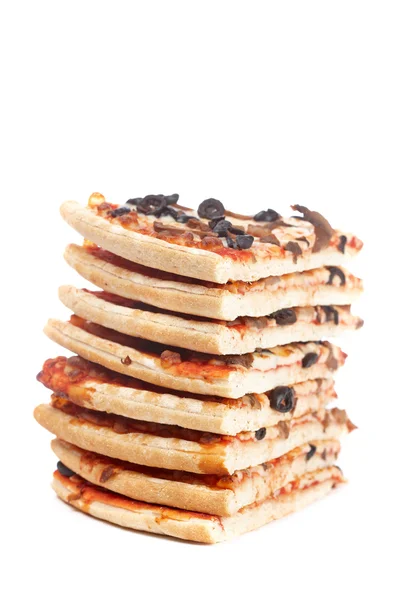 Segmenten van smakelijke Italiaanse pizza, gestapeld — Stockfoto