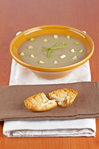 Śmietana z zupy grzybowej i grzanek chlebowych — Zdjęcie stockowe