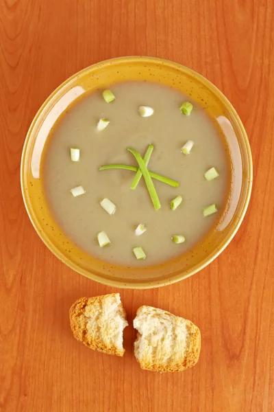 Крем из грибного супа и хлебных гренок — стоковое фото
