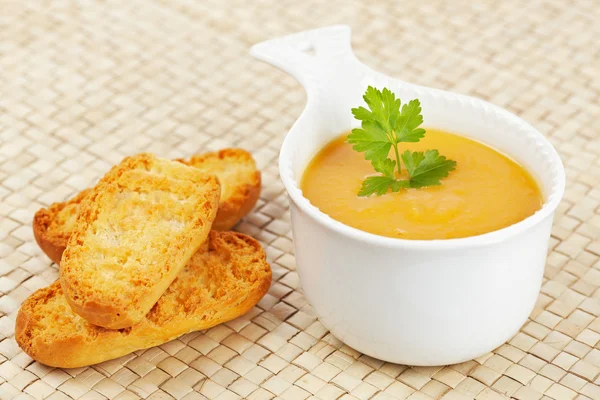 Cream of carrot soup and bread croutons — Stock Photo, Image