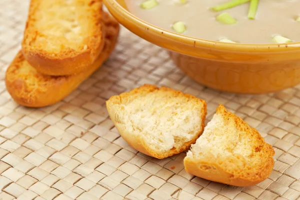 Crema di zuppa di funghi e crostini di pane — Foto Stock