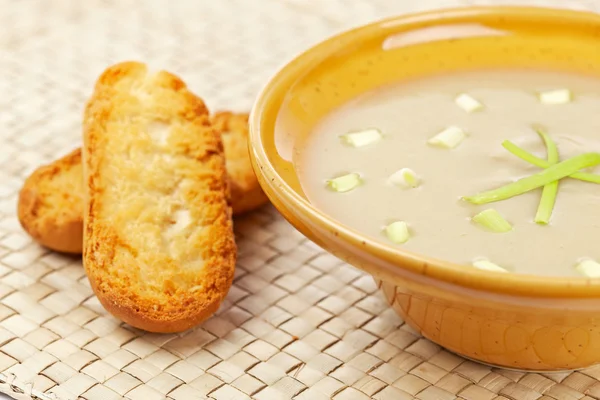 Creme de sopa de cogumelos e croutons de pão — Fotografia de Stock
