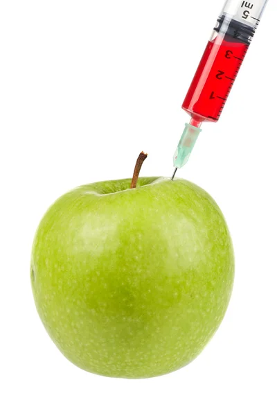 Manzana verde con jeringa insertada —  Fotos de Stock