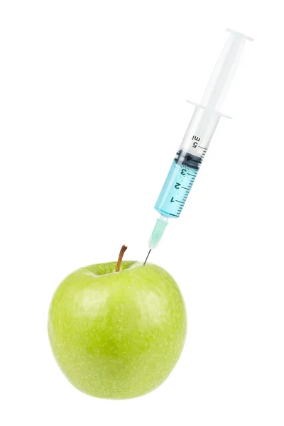 Zelené jablko s injekční stříkačkou, vloženo — Stock fotografie