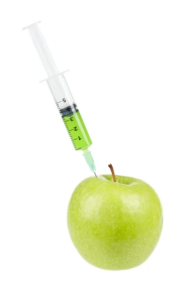 Maçã verde com seringa inserida — Fotografia de Stock