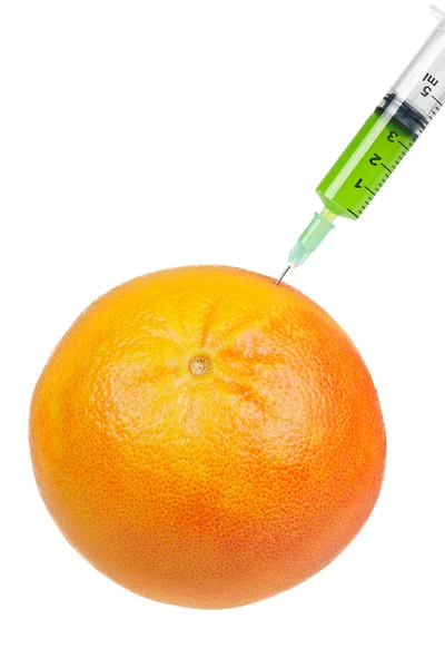 Grapefruit mit eingesetzter Spritze — Stockfoto