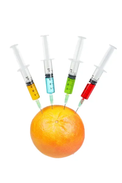 葡萄柚与四个注射器 — 图库照片