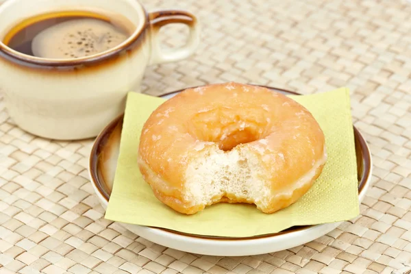 咬的甜甜圈和咖啡 — 图库照片