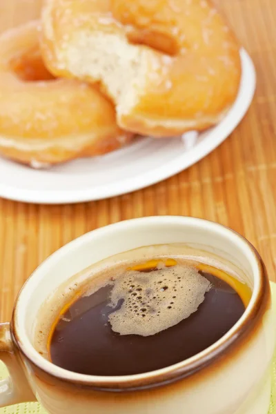 Heerlijke donuts met koffie — Stockfoto