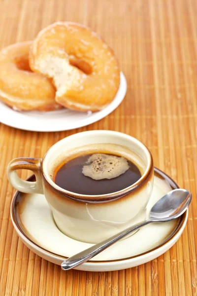 Pyszne kawy i dwa pączki — Zdjęcie stockowe