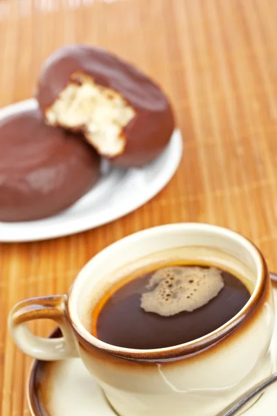 Heerlijke koffie met donuts — Stockfoto