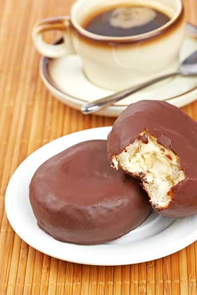 Twee heerlijke donuts en koffie — Stockfoto