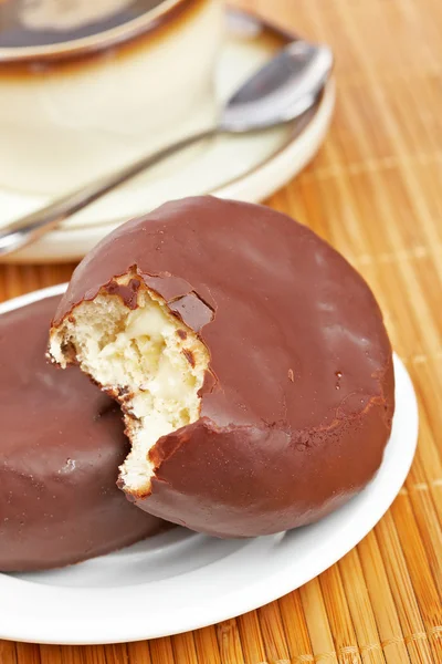 Heerlijke donut met koffie — Stockfoto
