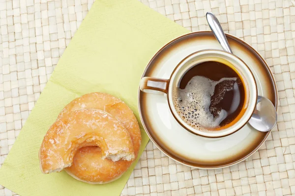 Heerlijke donuts met koffie — Stockfoto