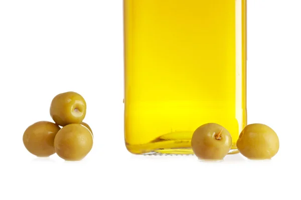 Бутылка оливкового масла и оливки — стоковое фото