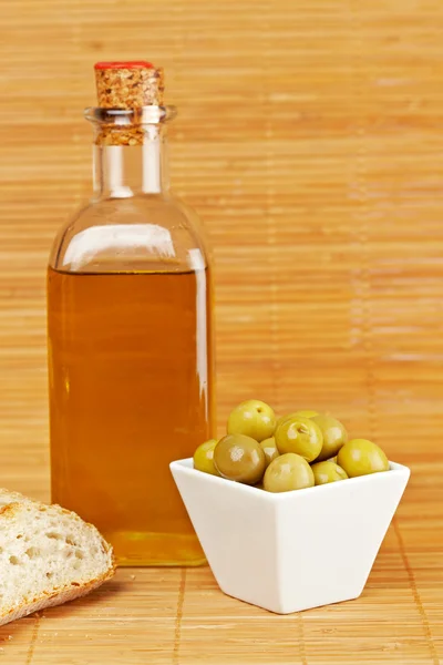 Pain, bouteille d'huile d'olive et olives — Photo