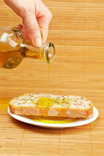 Pouring olive oil — Stock Photo, Image