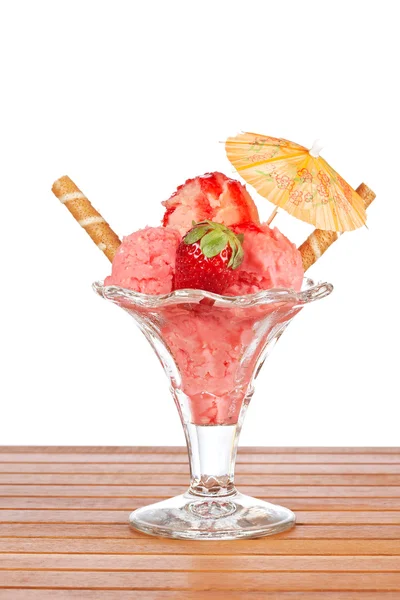 Delicioso sorvete de morango com guarda-chuva — Fotografia de Stock