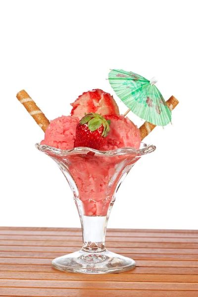Delicioso sorvete de morango com guarda-chuva — Fotografia de Stock