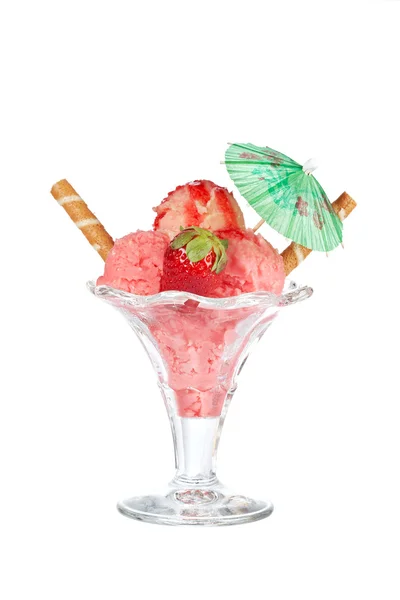 우산을 가진 맛 있는 딸기 아이스크림 — 스톡 사진