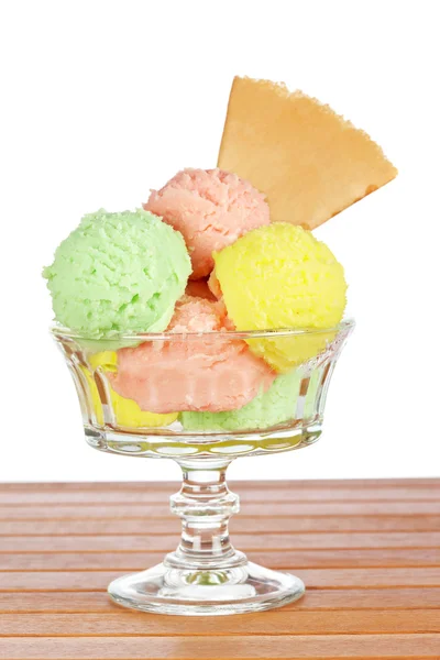 Delicioso vidrio de helado multi sabor sobre un fondo de madera. Depto poco profundo —  Fotos de Stock