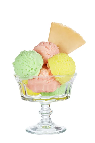 Вкусный многообразный стакан мороженого на деревянном фоне. Мелководье — стоковое фото