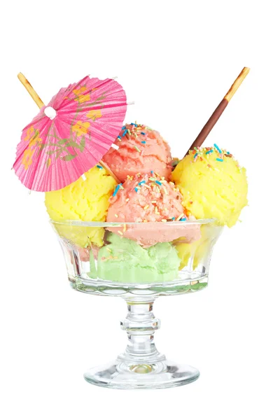 Vidrio de helado multi sabor con paraguas —  Fotos de Stock