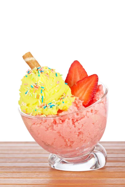 Delicioso sorvete de morango e baunilha — Fotografia de Stock