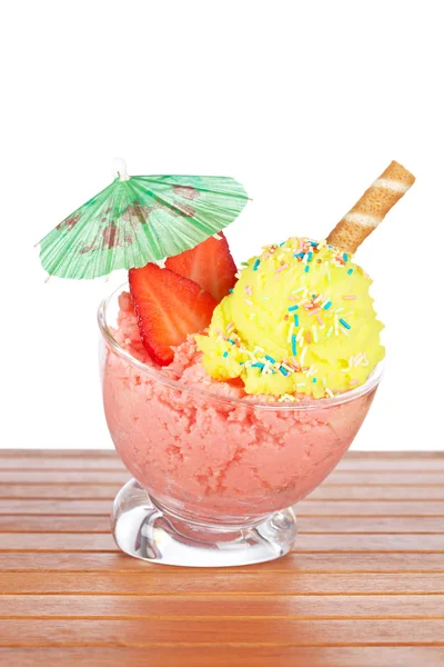 Delicioso sorvete de morango e baunilha — Fotografia de Stock