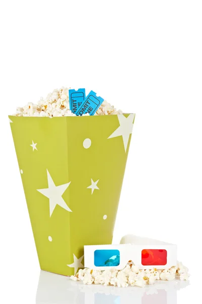 Popcorn-Eimer, zwei Eintrittskarten und 3D-Brillen — Stockfoto