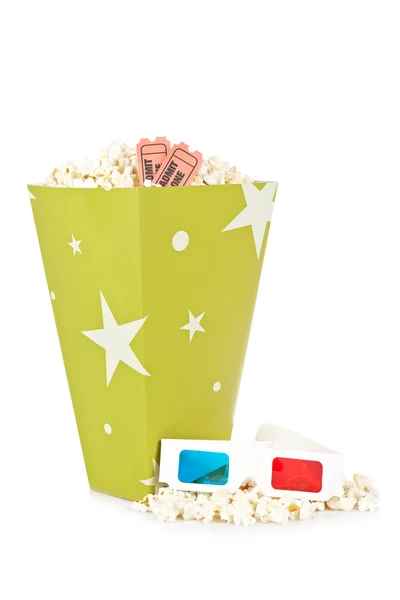 Wiadro popcornu, dwa bilety i okulary 3d — Zdjęcie stockowe
