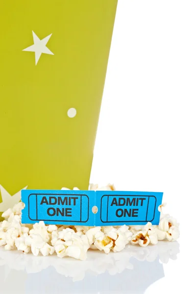 Zwei Eintrittskarten und Popcorn-Eimer — Stockfoto