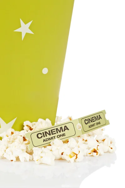Dwa bilety i wiadro popcornu — Zdjęcie stockowe