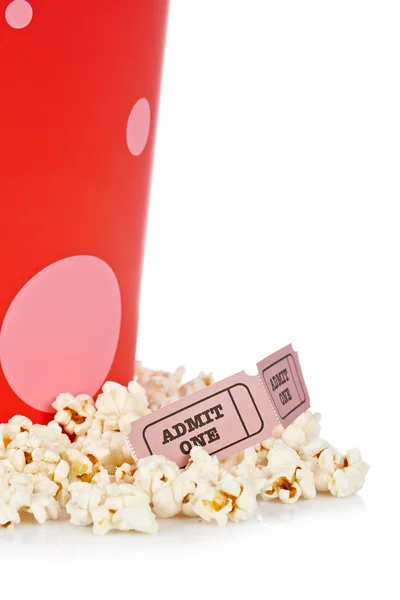 Zwei Eintrittskarten und Popcorn-Eimer — Stockfoto