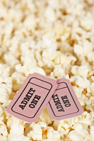 Dva lístky na popcorn pozadí — Stock fotografie