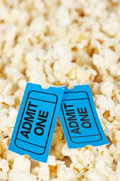Két jegyet a popcorn háttér — Stock Fotó