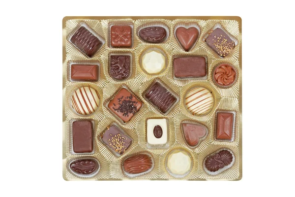 Choklad godis i en guld låda — Stockfoto