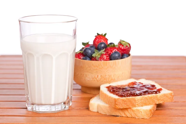 Zwei Toast mit Marmelade, Blaubeeren und Erdbeeren — Stockfoto